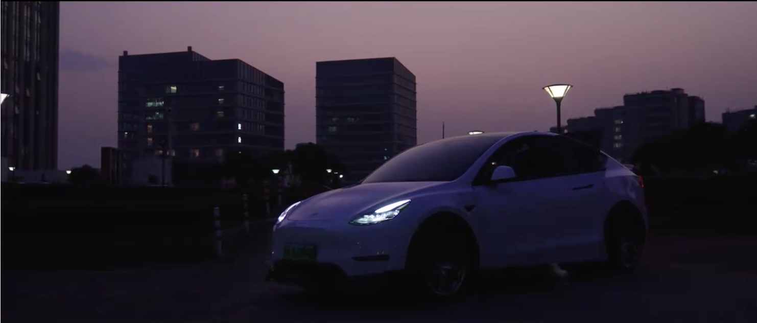 特斯拉Model Y:深冬的午夜疾驰 沉浸式体验飞驰人生
